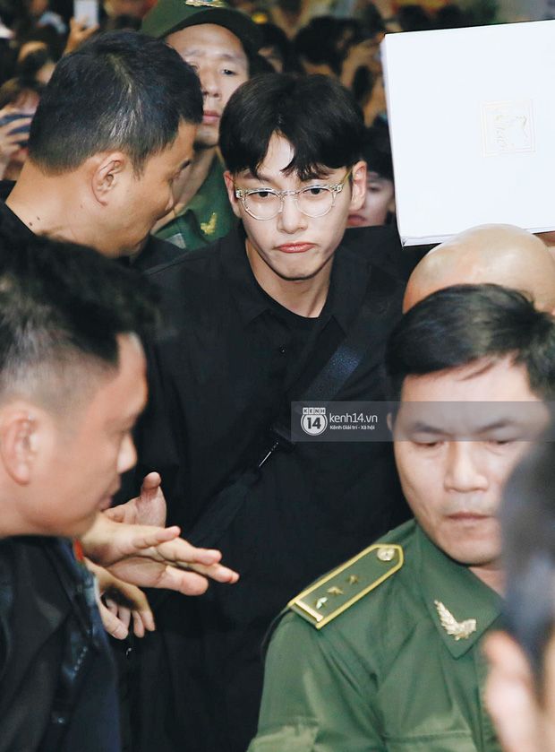 Tài tử Ji Chang Wook và Suju đã có mặt ở sân bay Nội Bài: Điển trai cực phẩm, nhìn biển fan Việt đến đón mà chóng mặt - Ảnh 6.