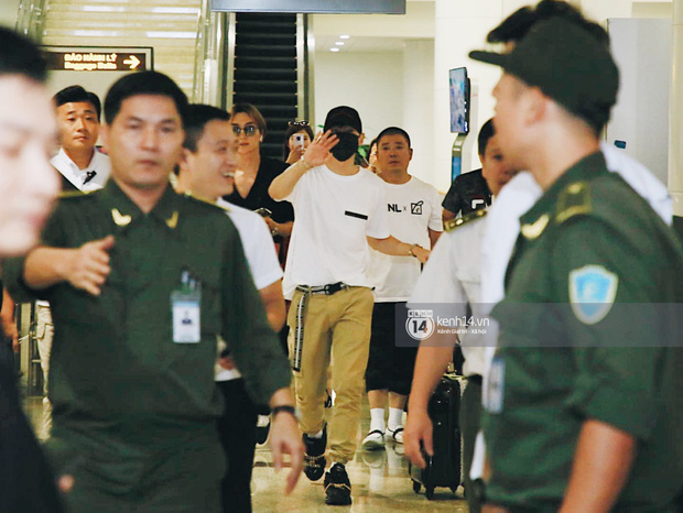 Tài tử Ji Chang Wook và Suju đã có mặt ở sân bay Nội Bài: Điển trai cực phẩm, nhìn biển fan Việt đến đón mà chóng mặt - Ảnh 11.