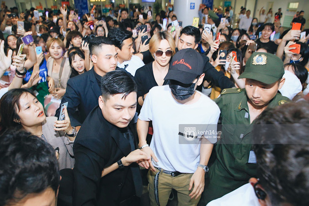 Tài tử Ji Chang Wook và Suju đã có mặt ở sân bay Nội Bài: Điển trai cực phẩm, nhìn biển fan Việt đến đón mà chóng mặt - Ảnh 16.